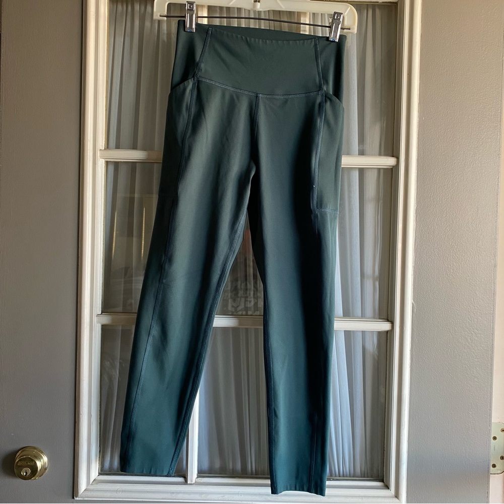 Girlfriend Collective High-Waisted Compressive Pocket 7/8 Leggings in Moss